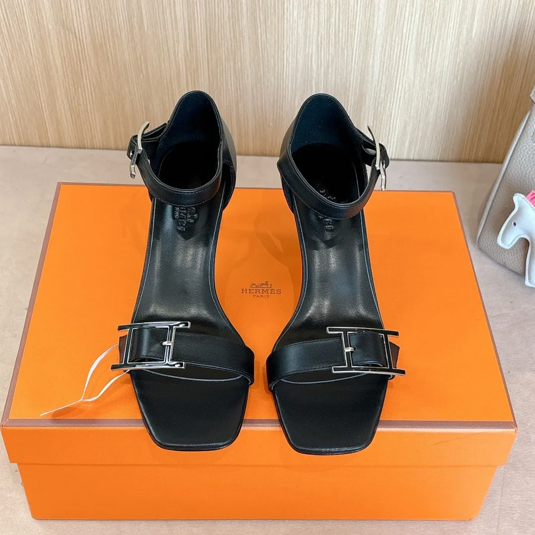 👟👟Ex-factory price 520👟👟 Hermes Judy high-heeled sandals——————————Fashionable and versatile. Matched with Hapi shoe buckles. Super comfortable. Every detail is perfect. Matched with iconic pure shoe buckles of the same tone. The design is simple and smooth to create a fashionable and feminine look. Original calfskin original 1:1 exclusive private mold heel/original leather outsole ▪️Heel height: 8cm ▪️SIZE: 34-43 (34.40.41.42. Customization is non-returnable and non-exchangeable)